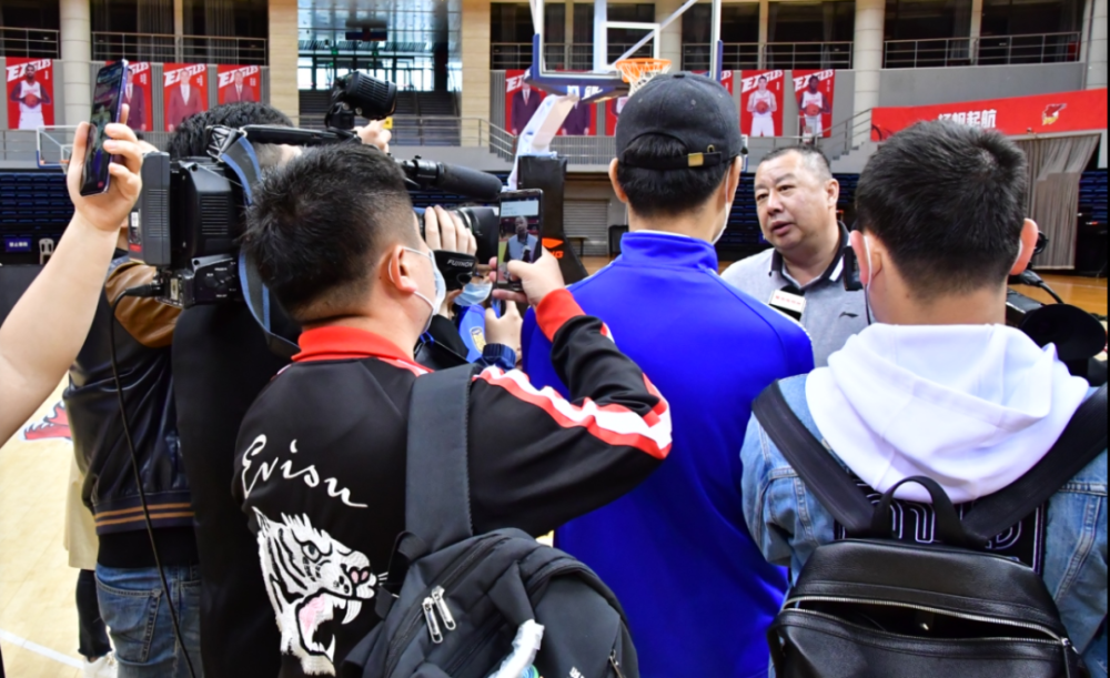 milan-关于山东男篮训练开放日；今晨再遭质疑引欢呼；中超在即；数据趋势出现新变化的信息-milan